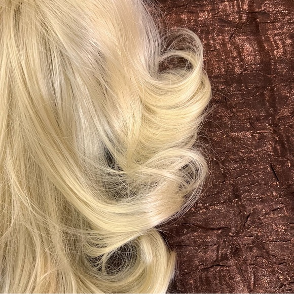 Claw clip w/attached Synthetic 12’ blonde ponytail curly - Picture 10 of 13